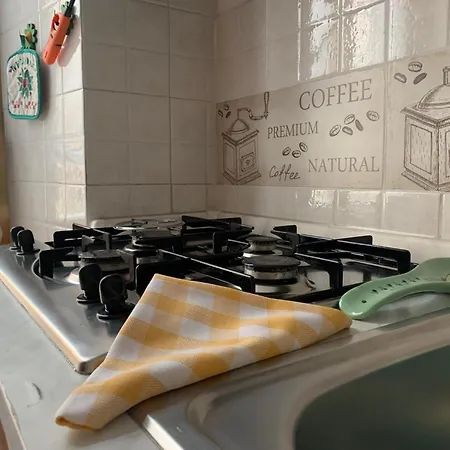 Cozy In Authentic Neighborhood Apartment Rom